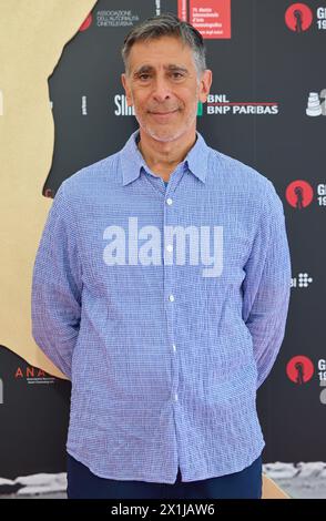 Copyright: Starpix/Alexander TUMA, 79. Venedig Filmfestival in Venedig, Italien, 9. September 2022. Alessandro Camon, Steve BUSCEMI, Phototermin zu ' The Listener ' - 20220909 PD5002 - Rechteinfo: Rights Managed (RM) Stockfoto