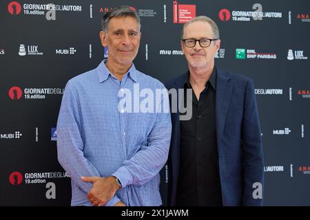Copyright: Starpix/Alexander TUMA, 79. Venedig Filmfestival in Venedig, Italien, 9. September 2022. Alessandro Camon, Steve BUSCEMI, Phototermin zu ' The Listener ' - 20220909 PD4841 - Rechteinfo: Rights Managed (RM) Stockfoto