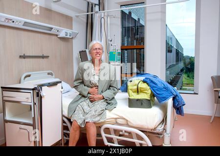 Alte Frau wird wegen starker Bauchschmerzen ins Krankenhaus eingeliefert. Die Niederlande vvbvanbree Fotografie Stockfoto