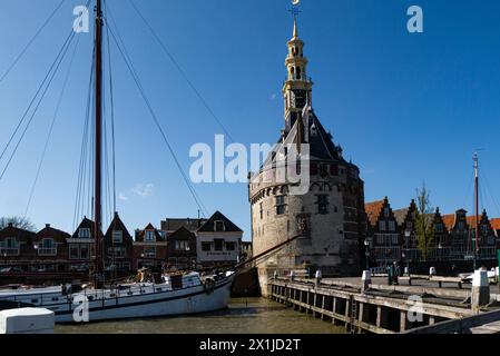 Hoofdtoren ist ein spätgotisches Bauwerk aus weißgelbem Naturstein am Meer, das zum Schutz der Nordseite von Hoorn Niederlande bei Mariator errichtet wurde Stockfoto