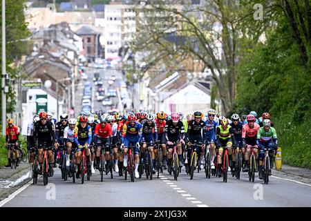 Huy, Belgien. April 2024. Die Gruppe von Fahrern, die während des Herrenrennens der „La Fleche Wallonne“, eines Tages-Radrennens (Waalse Pijl - Wallonische Pfeile), 199 km von Charleroi nach Huy, am Mittwoch, den 17. April 2024, in Aktion genommen wurden. BELGA FOTO JASPER JACOBS Credit: Belga News Agency/Alamy Live News Stockfoto