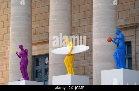 Drei der sechs Skulpturen, Kopien einer der berühmtesten griechischen Statuen, der Venus de Milo, auf den Stufen der französischen Nationalversammlung in Paris. Die Olympischen Spiele 2024 beginnen in 100 Tagen in der französischen Hauptstadt. Die Spiele beginnen am 26. Juli mit der ersten Eröffnungszeremonie vor einem Stadion. Jede nationale Delegation schickte stattdessen 6 km die Hauptstraße der Stadt hinunter, bevor sie vor dem Eiffelturm an Bord ging. Bilddatum: Mittwoch, 17. April 2024. Stockfoto