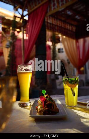 Hausgemachte Mojito-Limonade und Vorspeise im Restaurant Samarkand in Usbekistan Stockfoto