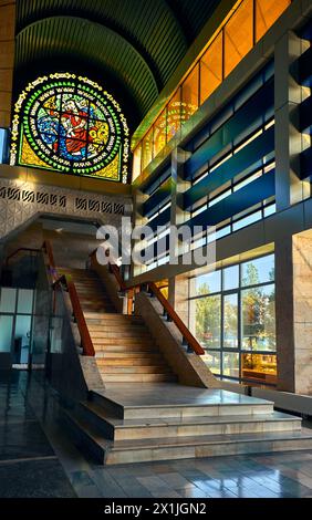 Samarkand, Usbekistan - 18. SEPTEMBER 2023 : Innere der Warthalle des Bahnhofs Samarkand mit Treppen und farbenfrohen Mosaikfenstern Stockfoto