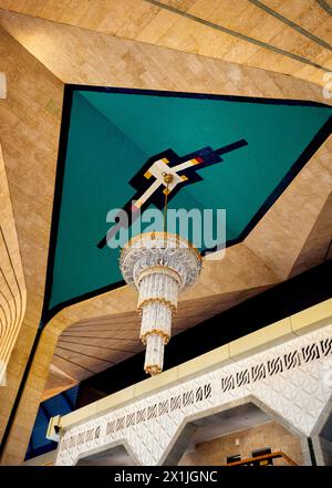 Samarkand, Usbekistan - 18. SEPTEMBER 2023 : Vintage-Kronleuchter im Inneren des Bahnhofs Samarkand in der Wartehalle Stockfoto