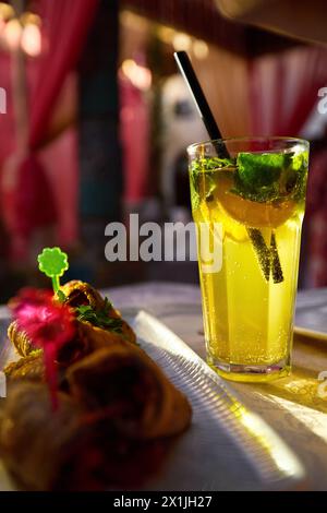 Hausgemachte Mojito-Limonade und Vorspeise im Restaurant Samarkand in Usbekistan Stockfoto