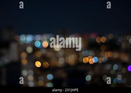Hellrote und gelbe Lichter aus der Nähe, unscharfer Hintergrund Stockfoto