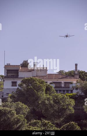 Ein Haus in der Mitte eines grünen Waldes, das von einem Freizeitflugzeug überflogen wurde Stockfoto