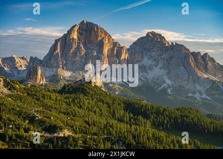 Sonnenaufgangslicht auf Berggipfeln im Sommer Stockfoto