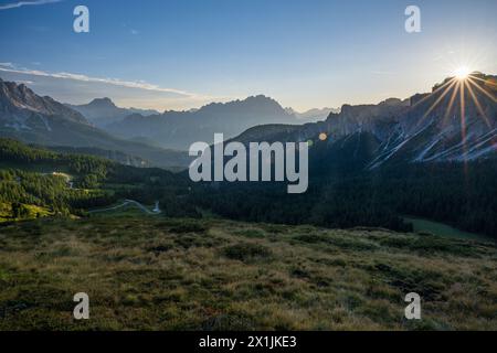 Sonnenstern hinter dem Berg während des wolkenlosen Sommers Stockfoto