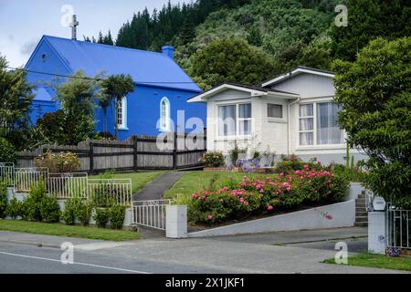 Eine alte Kirche, die zu einem Haus umgebaut und hellblau gestrichen wurde, Waikawa Road, Picton, Südinsel, Neuseeland Stockfoto