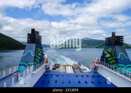 Mit Blick auf den Rückblick zieht Picton von der Fähre nach Wellington, Neuseeland Stockfoto