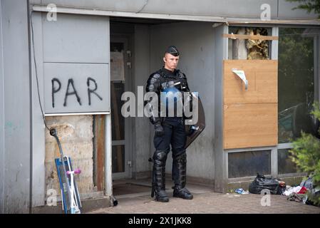 Während der Evakuierung der größten französischen Besatzungsmacht, die nach Angaben der Verbände bis zu 450 Migranten, die meisten davon legale Migranten, in den südlichen Vororten von Paris in Vitry-sur-seine am 17. April 2024, 100 Tage vor den Olympischen Spielen, untergebracht hat, wird ein Gendarm bewacht. Die seit mehreren Tagen erwartete Operation veranlasste viele Obdachlose, die in dieser stillgelegten Fabrik Zuflucht gefunden hatten, vor der Ankunft der großen Zahl von Polizisten, die sie vertreiben wollten, zu verlassen. Foto: Florain Poitout/ABACAPRESS.COM Stockfoto