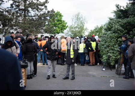 Asylbewerber, die von Mitgliedern der Verbände registriert werden müssen, um während der Evakuierung der größten Besetzung Frankreichs eine Unterkunft in der Region Ile-de-France zu finden; in dem am 17. April 2024, 100 Tage vor den Olympischen Spielen, in Vitry-sur-seine bis zu 450 Migranten untergebracht wurden, die meisten davon legale Migranten laut Verbänden. Die seit mehreren Tagen erwartete Operation veranlasste viele Obdachlose, die in dieser stillgelegten Fabrik Zuflucht gefunden hatten, vor der Ankunft der großen Zahl von Polizisten, die sie vertreiben wollten, zu verlassen. Foto von Florai Stockfoto