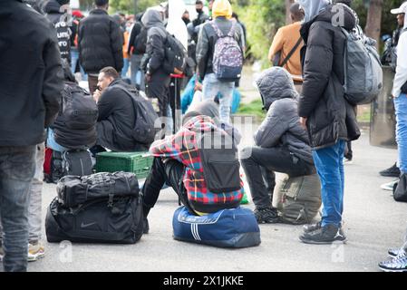 Asylbewerber, die von Mitgliedern der Verbände registriert werden müssen, um während der Evakuierung der größten Besetzung Frankreichs eine Unterkunft in der Region Ile-de-France zu finden; in dem am 17. April 2024, 100 Tage vor den Olympischen Spielen, in Vitry-sur-seine bis zu 450 Migranten untergebracht wurden, die meisten davon legale Migranten laut Verbänden. Die seit mehreren Tagen erwartete Operation veranlasste viele Obdachlose, die in dieser stillgelegten Fabrik Zuflucht gefunden hatten, vor der Ankunft der großen Zahl von Polizisten, die sie vertreiben wollten, zu verlassen. Foto von Florai Stockfoto