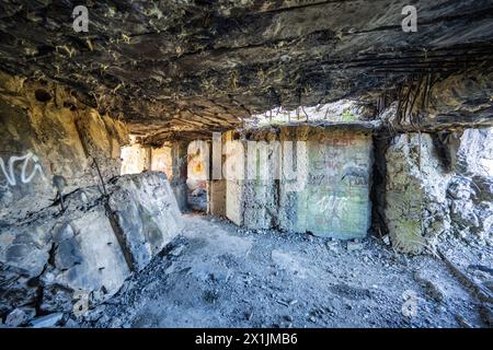 Im zerstörten Bunker aus dem Zweiten Weltkrieg. Gerissener Stahlbeton an Wänden und Decke. Polen, Wyrwidab-Bunker, Wegierska Gorka. Stockfoto