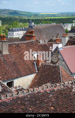 Tonnerre, Bourgogne, Frankreich, Blick von der Eglise Saint-Pierre auf die Dächer der Stadt mit Feldern im Hintergrund Stockfoto