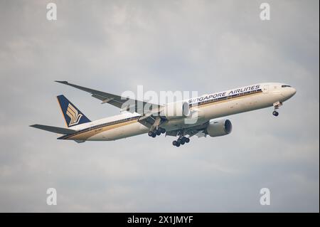 02.08.2023, Singapur, Republik Singapur, Asien - Ein Passagierflugzeug der Singapore Airlines (SIA) Boeing 777-300 er nähert sich dem Flughafen Changi an. Stockfoto