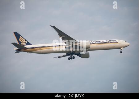 02.08.2023, Singapur, Republik Singapur, Asien - Ein Passagierflugzeug der Singapore Airlines (SIA) Boeing 777-300 er nähert sich dem Flughafen Changi an. Stockfoto
