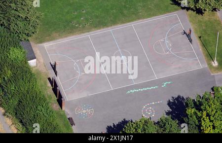 Aus der Vogelperspektive auf einer Asphaltfläche, auf einem Spielplatz, in einer Schule Stockfoto