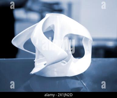 3D-gedrucktes Objekt aus Harzpolymerisation. Teile, die auf dem 3D-Drucker aus gehärtetem Harz erstellt wurden. Details, die auf 3D-Drucker mit SLA-Drucktechnologie gedruckt werden. Neue moderne Additive 3D-Drucktechnologien Stockfoto