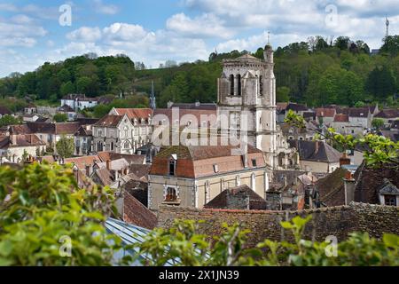 Eglise Notre-Dame de Tonnerre, Blick von oben auf die Kirche in der Mitte des Dorfes Stockfoto