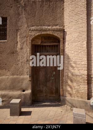 Geschlossene Eingangstür eines traditionellen persischen Hauses im historischen Zentrum von Isfahan, Iran. Stockfoto