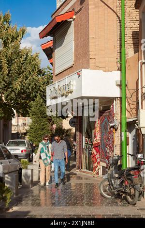 Junge Menschen laufen auf einer schmalen Straße im New Julfa, Armenischen Viertel von Isfahan, Iran. Stockfoto