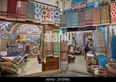 Eine Auswahl an Tischdecken aus Ghalamkar (traditionelle iranische Textildruckkunst), ausgestellt in einem Kunsthandwerksgeschäft auf dem Großen Basar von Isfahan, Iran. Stockfoto