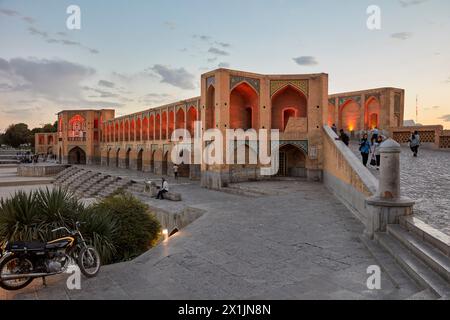 Blick auf die beleuchtete Khaju-Brücke aus dem 17. Jahrhundert auf dem Fluss Zayanderud während der Trockenzeit mit trockenem Flussbett. Isfahan, Iran. Stockfoto