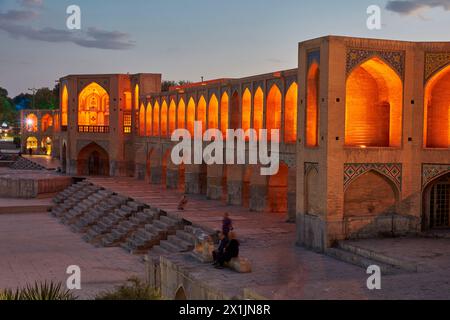 Blick auf die beleuchtete Khaju-Brücke aus dem 17. Jahrhundert auf dem Fluss Zayanderud während der Trockenzeit mit trockenem Flussbett. Isfahan, Iran. Stockfoto