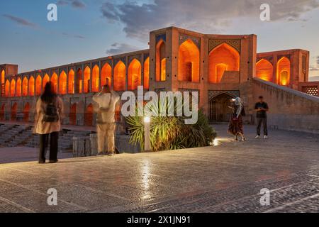 Blick auf die beleuchtete Khaju-Brücke aus dem 17. Jahrhundert auf dem Fluss Zayanderud bei Nacht. Isfahan, Iran. Stockfoto