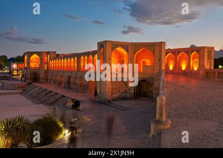 Blick auf die beleuchtete Khaju-Brücke aus dem 17. Jahrhundert auf dem Fluss Zayanderud während der Trockenzeit mit trockenem Flussbett. Isfahan, Iran. Stockfoto