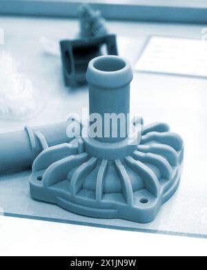 3D-gedrucktes Objekt aus Harzpolymerisation. Teile, die auf dem 3D-Drucker aus gehärtetem Harz erstellt wurden. Details, die auf 3D-Drucker mit SLA-Drucktechnologie gedruckt werden. Neue moderne Additive 3D-Drucktechnologien Stockfoto