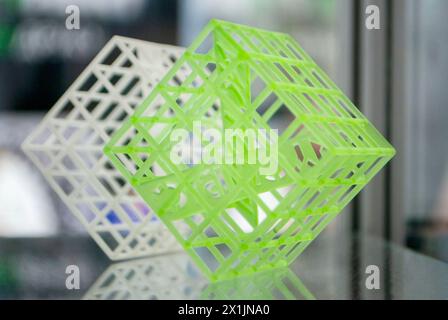 3D-gedrucktes Objekt aus Harzpolymerisation. Teile, die auf dem 3D-Drucker aus gehärtetem Harz erstellt wurden. Details, die auf 3D-Drucker mit SLA-Drucktechnologie gedruckt werden. Neue moderne Additive 3D-Drucktechnologien Stockfoto