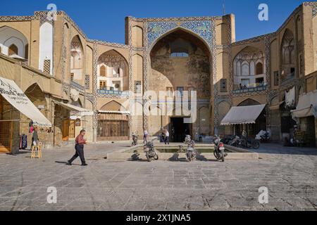 Frontansicht auf das Qeysarie-Tor, das Haupttor zum Großen Basar von Isfahan auf dem Naqsh-e Jahan-Platz. Isfahan, Iran. Stockfoto