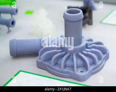 3D-gedrucktes Objekt aus Harzpolymerisation. Teile, die auf dem 3D-Drucker aus gehärtetem Harz erstellt wurden. Details, die auf 3D-Drucker mit SLA-Drucktechnologie gedruckt werden. Neue moderne Additive 3D-Drucktechnologien Stockfoto