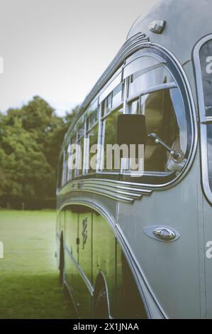 Die Seite eines Oldtimer-Busses aus den 1950er Jahren. Stockfoto