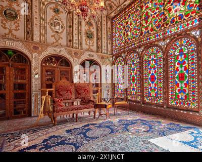 Verziertes Inneres der Empfangshalle (Shahneshin) mit großen bunten Buntglasfenstern im Mollabashi Historical House in Isfahan, Iran. Stockfoto