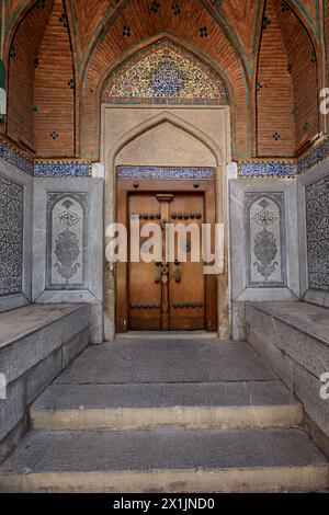 Geschlossene Eingangstür eines traditionellen persischen Hauses im historischen Zentrum von Isfahan, Iran. Stockfoto