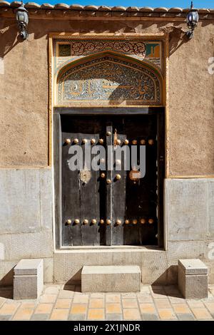 Geschlossene Eingangstür eines traditionellen persischen Hauses im historischen Zentrum von Isfahan, Iran. Stockfoto