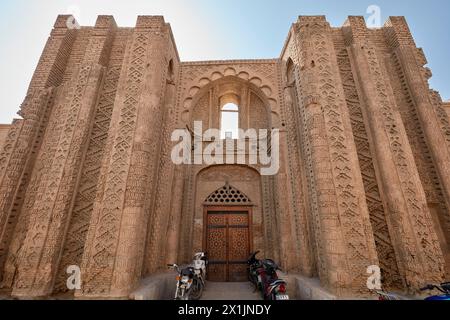 Außenansicht des Jorjir-Tors, der einzige noch erhaltene Teil der Jorjir-Moschee aus dem 10. Jahrhundert in Isfahan, Iran. Stockfoto