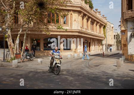 Ein Mann fährt Motorrad in einer schmalen Straße in New Julfa, armenischer Nachbarschaft von Isfahan, Iran. Stockfoto