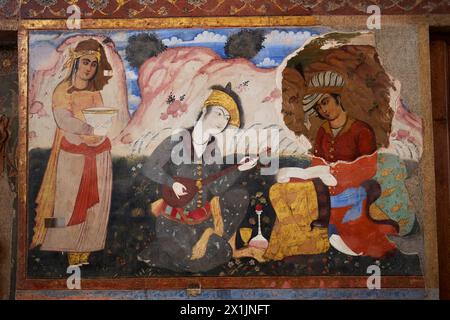 Nahaufnahme eines farbenfrohen Freskos im Chehel Sotoun Palace, das eine Lifestyle-Szene aus dem 17. Jahrhundert aus dem Safawidenreich darstellt. Isfahan, Iran. Stockfoto