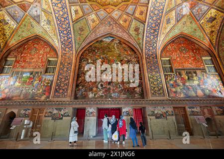 Touristen sehen die farbenfrohen Fresken im Chehel Sotoun Palast aus dem 17. Jahrhundert in Isfahan, Iran. Stockfoto