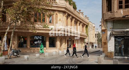 Fußgänger überqueren eine ruhige, enge Straße in New Julfa, armenisches Viertel von Isfahan, Iran. Stockfoto