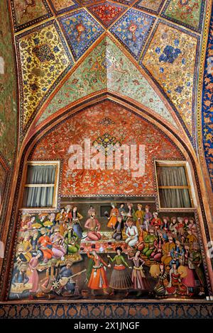 Fresko mit der Empfangsversammlung des persischen Schah Abbas II. Für den turkestanischen Herrscher Nadr Mohammed Khan. Chehel Sotoun Palace, Isfahan, Iran. Stockfoto