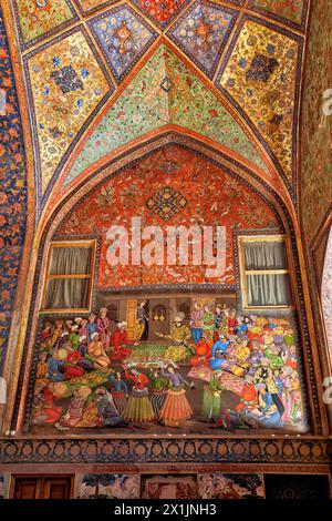 Fresko mit der Empfangsversammlung des persischen Schah Abbas I. für den turkestanischen Herrscher Vali Muhammad Khan. Chehel Sotoun Palace, Isfahan, Iran. Stockfoto