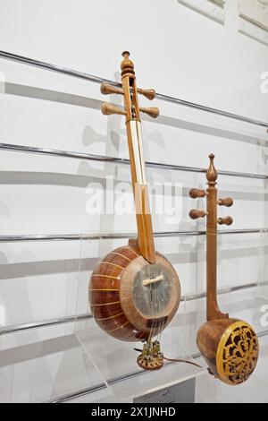 Persisches Kamancheh oder Kamanche, iranisches Streichinstrument, ausgestellt im Isfahan Music Museum. Isfahan, Iran. Stockfoto