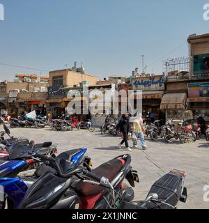 Zwei junge iranische Frauen laufen auf einem kleinen Platz im historischen Zentrum von Isfahan, Iran. Stockfoto